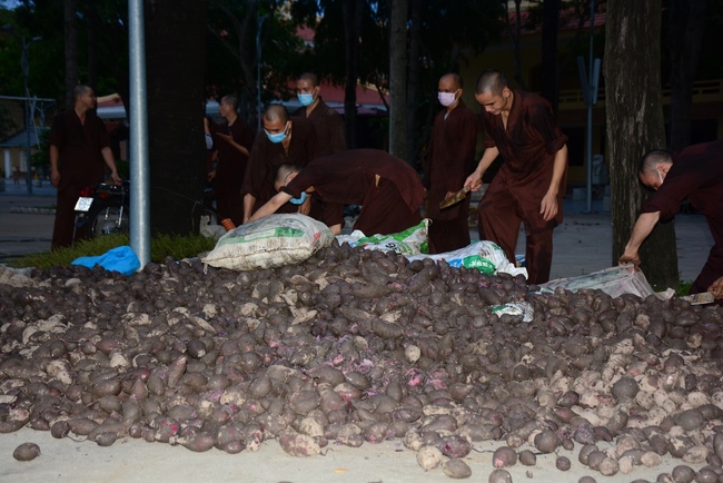 Chùa Hoằng Pháp: Tiếp tục hỗ trợ người dân khó khăn trong đại dịch Covid (đợt 8)